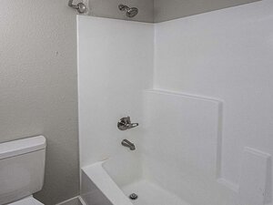 Tub/Shower | Enclave on Redwood Apartments