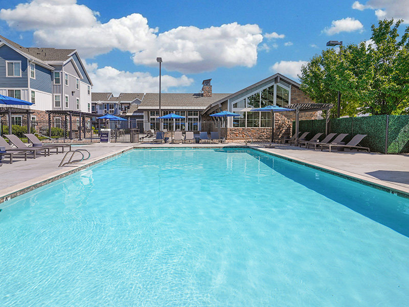 Exterior Pool | Viewpointe Apartments