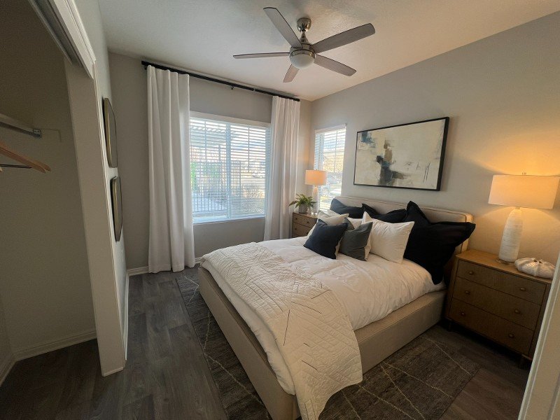 Bedroom with Ceiling Fan | Viewpointe Apartments