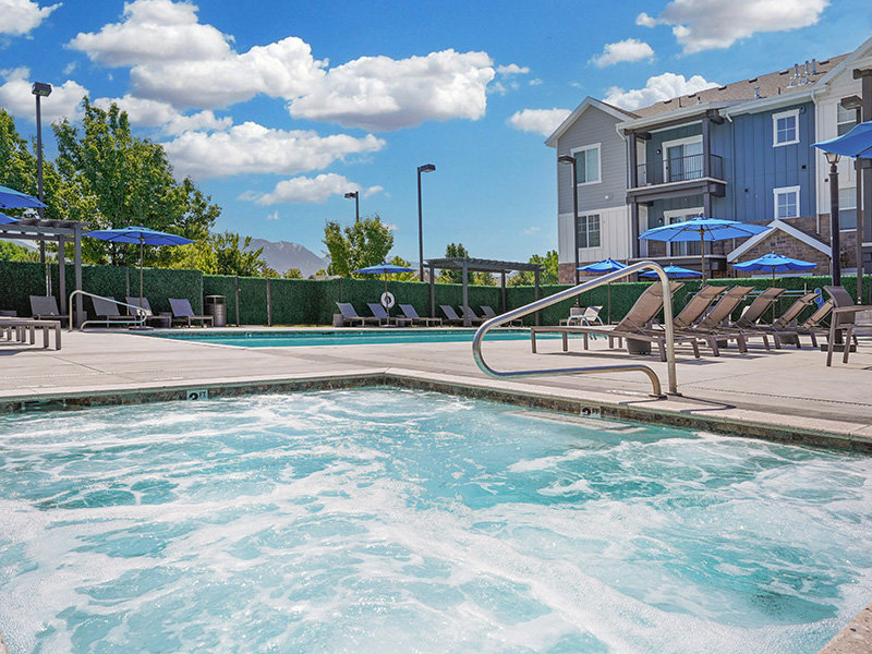 Apartment Pool | Viewpointe Apartments