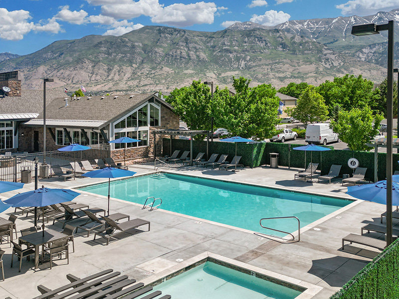 Outdoor Large Pool | Viewpointe Apartments