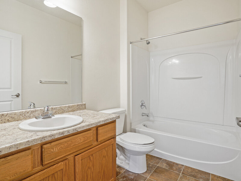 Classic Bathroom | Viewpointe Apartments