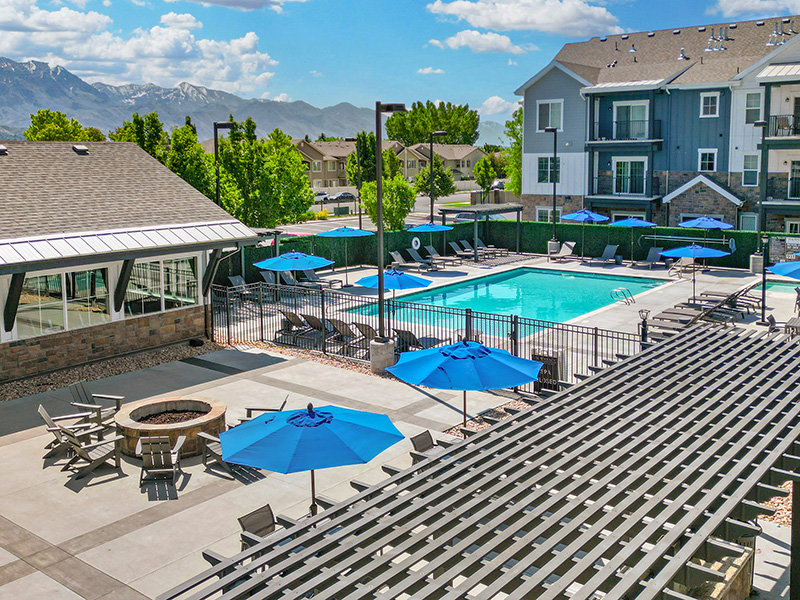 Outdoor Pool | Viewpointe Apartments