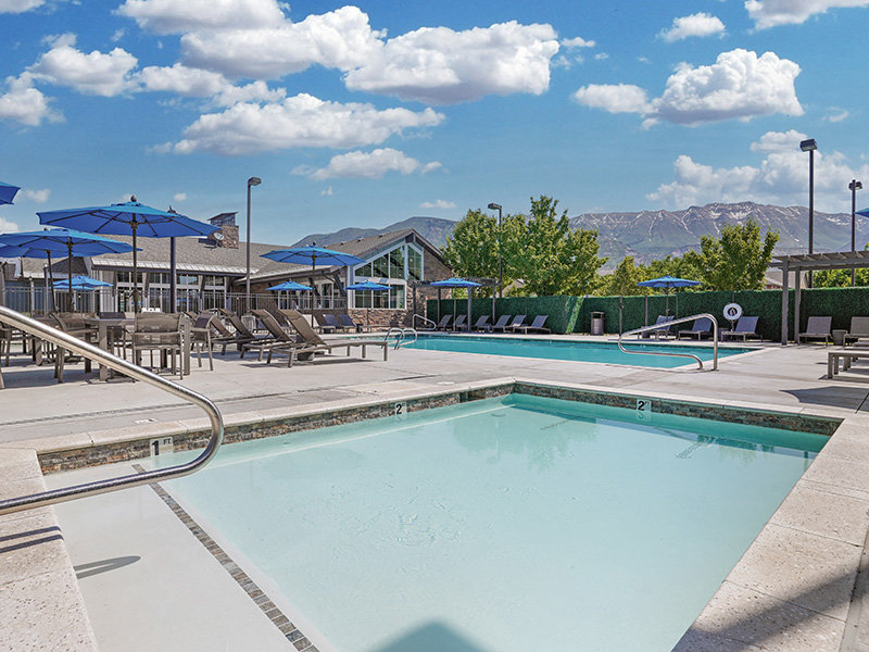 Sparkling Outdoor Pool | Viewpointe Apartments