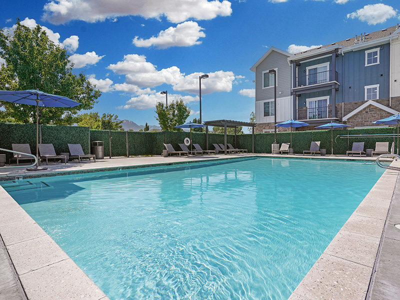 Sparkling Pool | Viewpointe Apartments