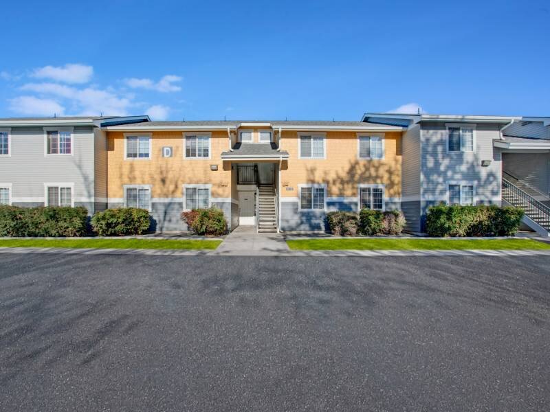 Apartment Exterior | Heatherstone Apartments in Kennewick, WA