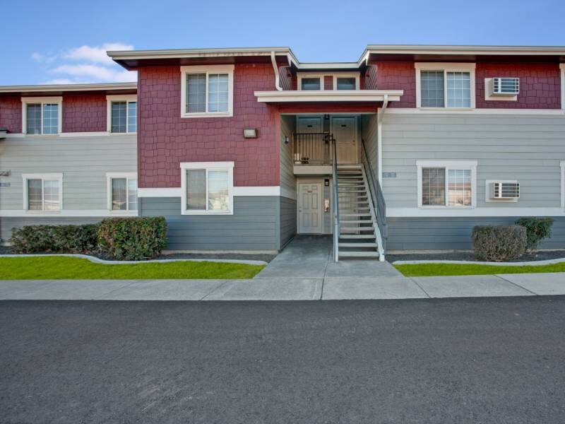 Building Exterior | Heatherstone Apartments in Kennewick, WA