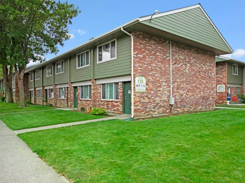 Exterior | Lakeside Village Apartments