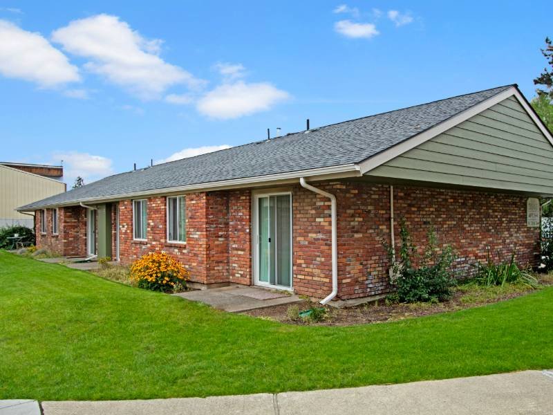 Apartment Exterior | Lakeside Village Apartments