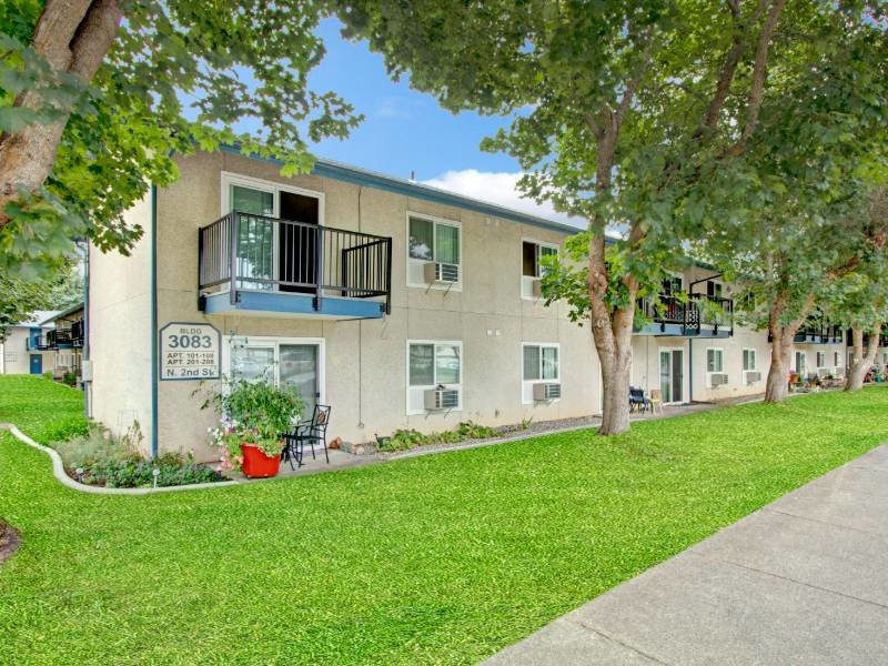 Professional Landscaped Grounds | Lakeside Village Apartments