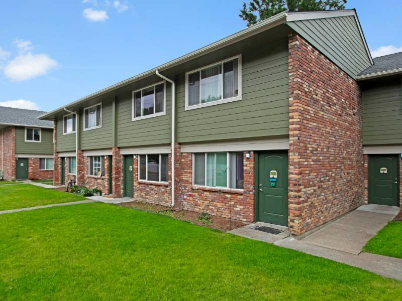 Building | Lakeside Village Apartments