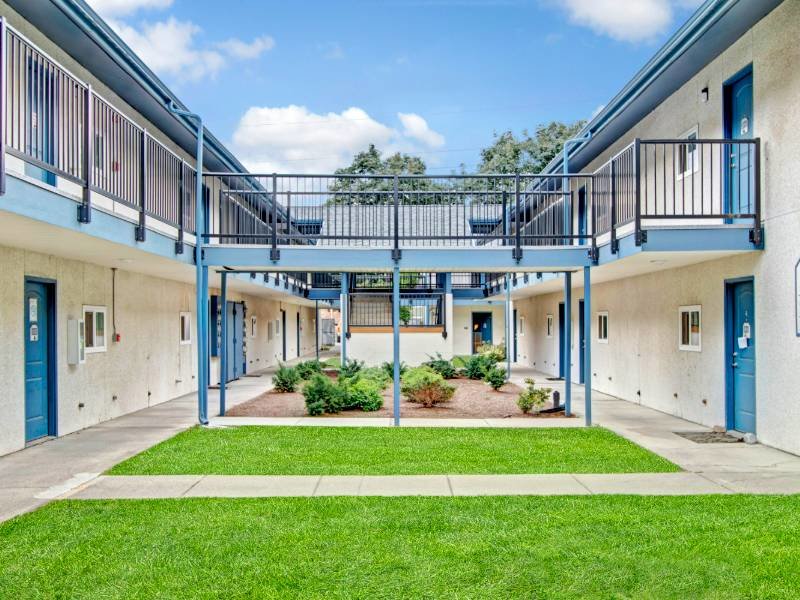 Courtyard | Lakeside Village Apartments