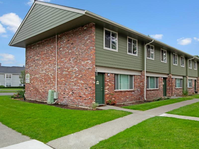 Building Exterior | Lakeside Village Apartments
