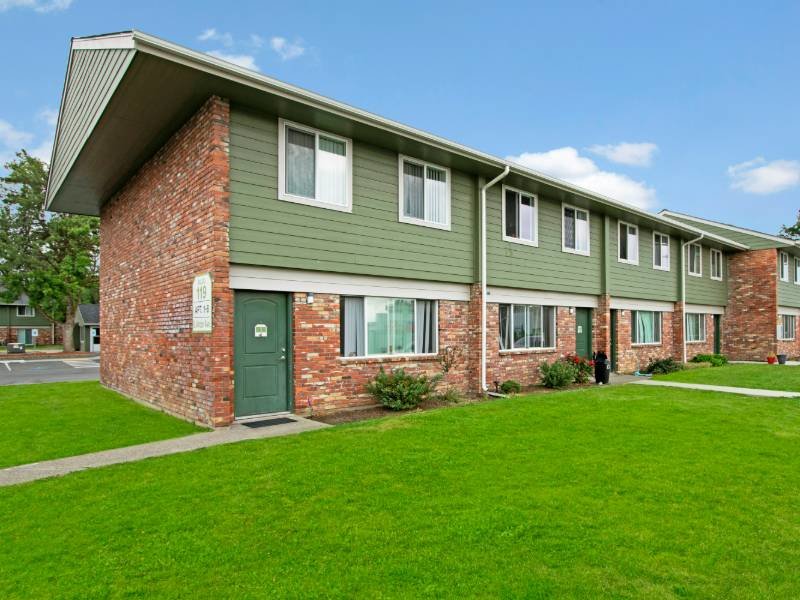 Apartment Exterior View | Lakeside Village Apartments