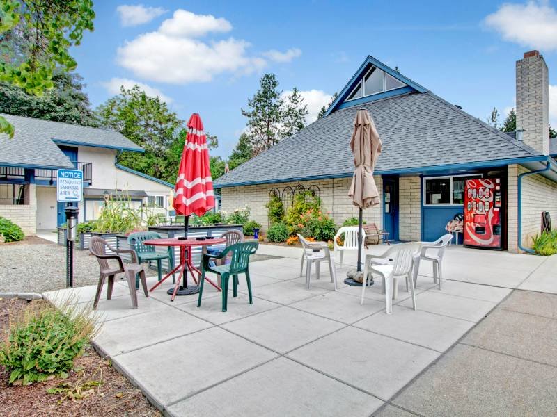 Outdoor Seating | Lakeside Village Apartments