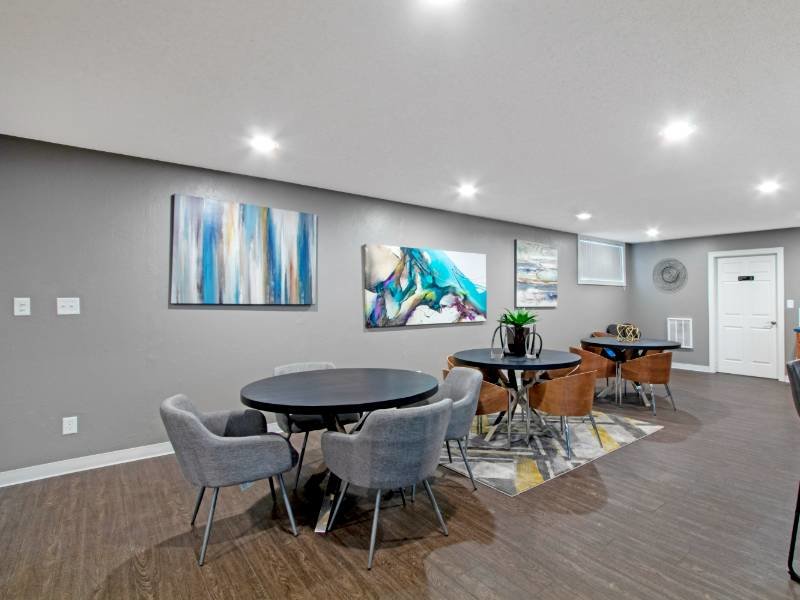 Lounge | Lakeside Village Apartments
