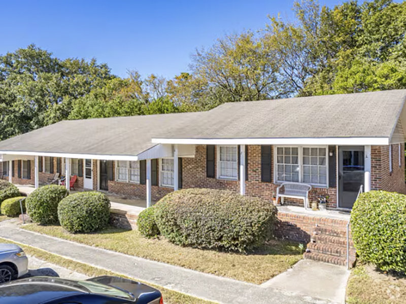 Linkwood Manor features