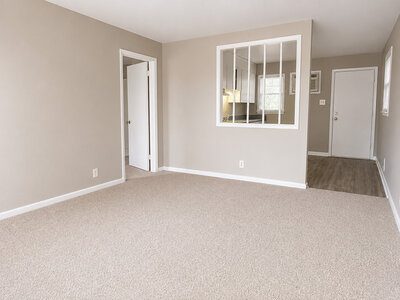 Interior Living Room with Carpeted Flooring | Linkwood Manor