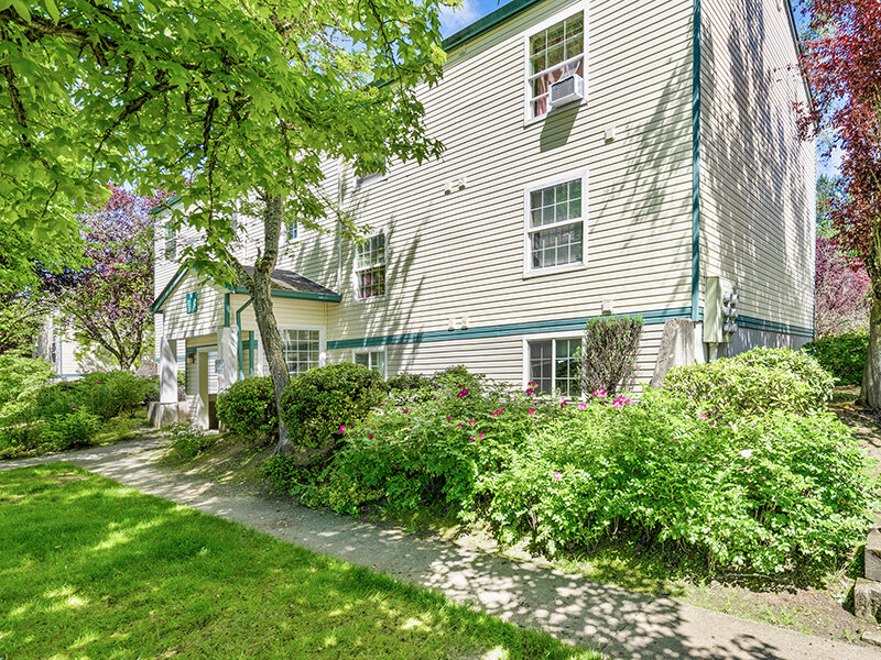 Exterior Grounds | Bristol Woods Apartments