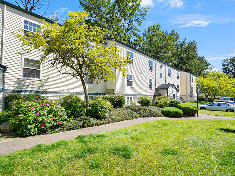 Apartment Grounds | Bristol Woods Apartments