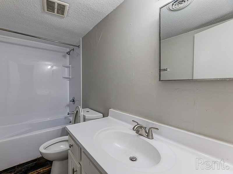 Apartment Bathroom | River Ridge