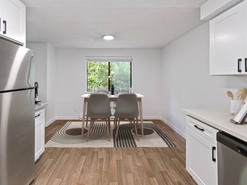 Dining Area | Hampton Court Apartments