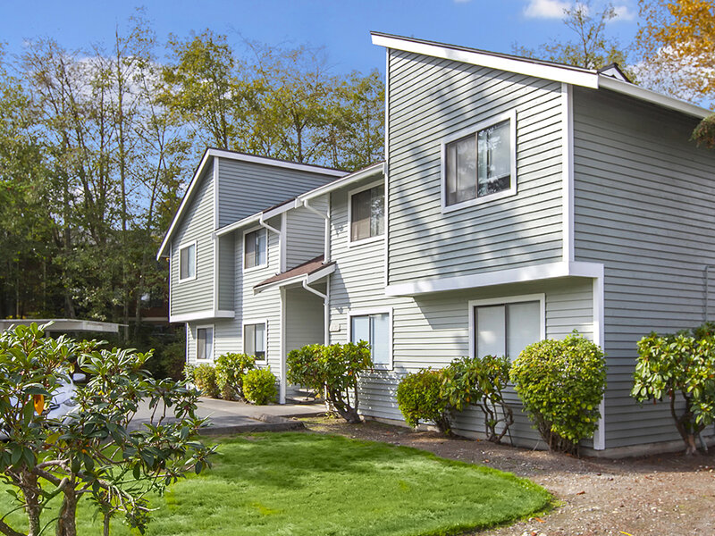 Hampton Court Apartments in Everett
