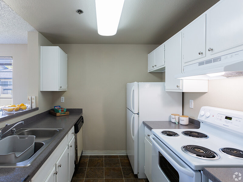 Fully Equipped Kitchen | Mallard Point at Riverbend Apartments