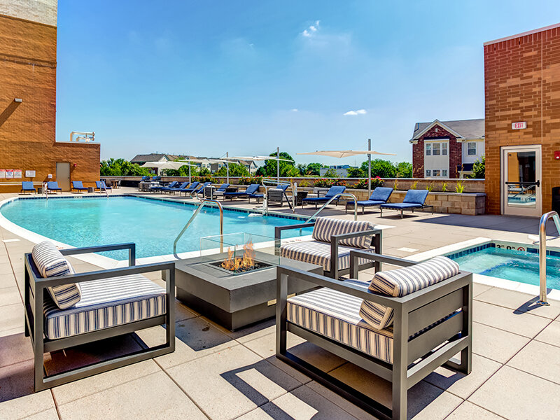 Large Pool | 500 Station