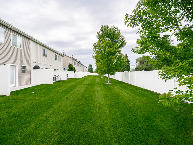 Apartment Grounds | Meadowcreek Townhomes
