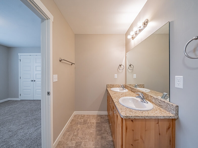 Apartment Bathroom | Meadowcreek Townhomes