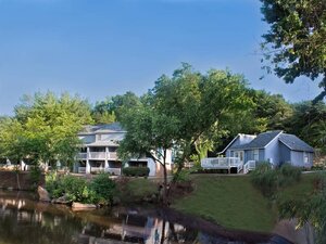 Apartment Exterior with Lush Landscaping | Lakeside Place