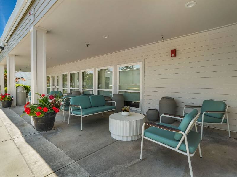 Outdoor Lounge | Albert Einstein Apartments