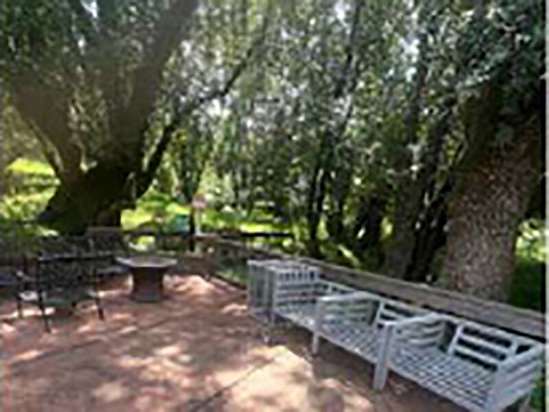 Outdoor Seating at Apartment Complex |  Parnow Friendship House