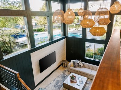 Resident Clubhouse Lounge | Kallisto at Bear Creek Apartments in Lakewood, CO