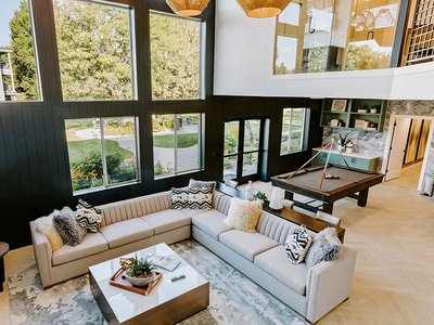 Clubhouse Living Room | Kallisto at Bear Creek Apartments in Lakewood, CO