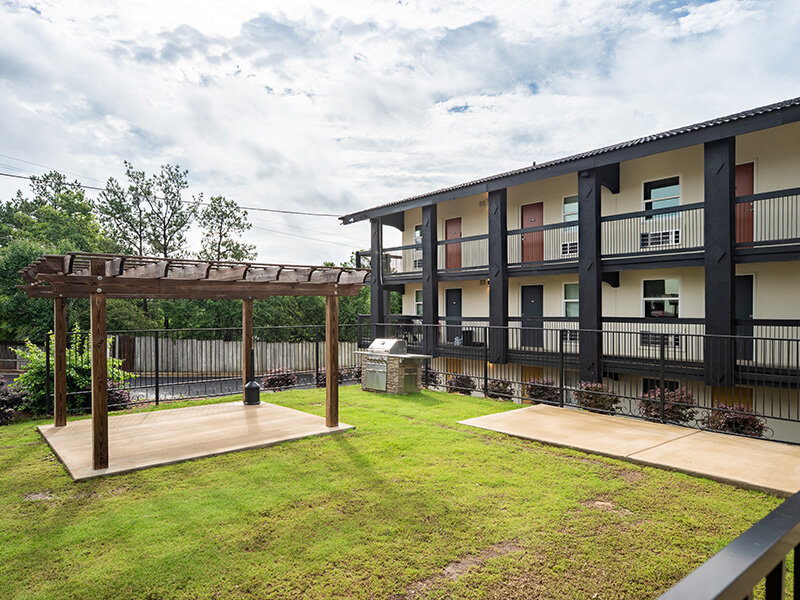 Exterior and Picnic Area | Broad View Apartments