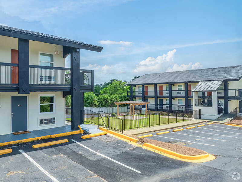 Community Parking | Broad View Apartments