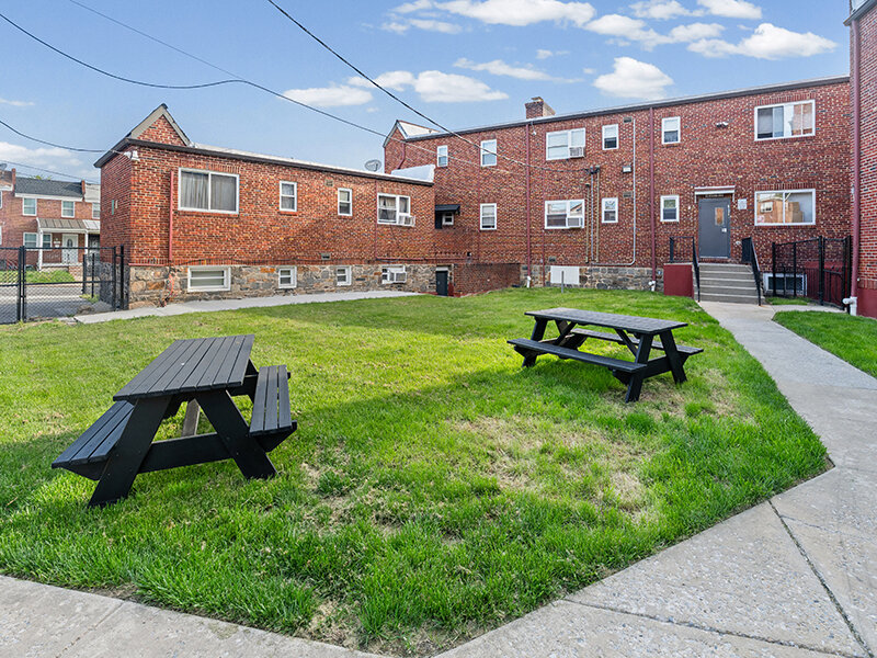 Apartment Complex with Outdoor Seating | The Mayflower