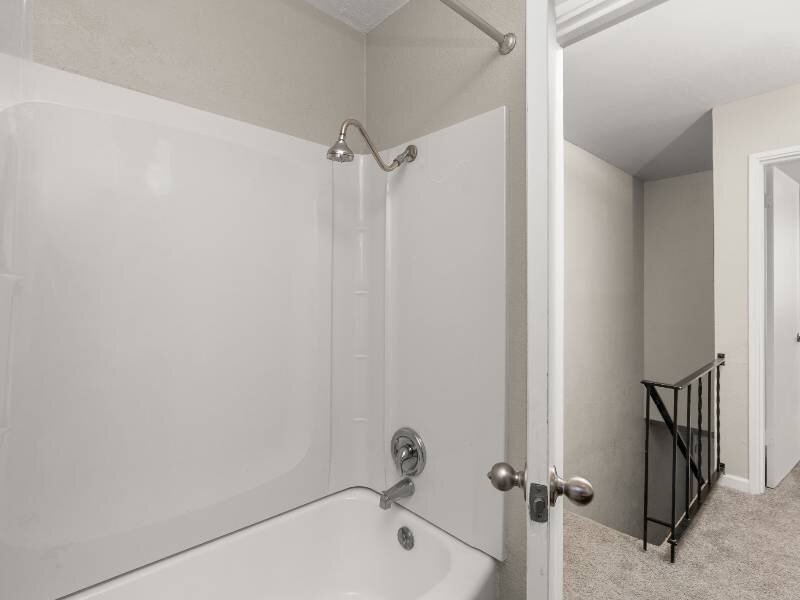 Bathroom Tub/Shower | Nob Hill Apartments