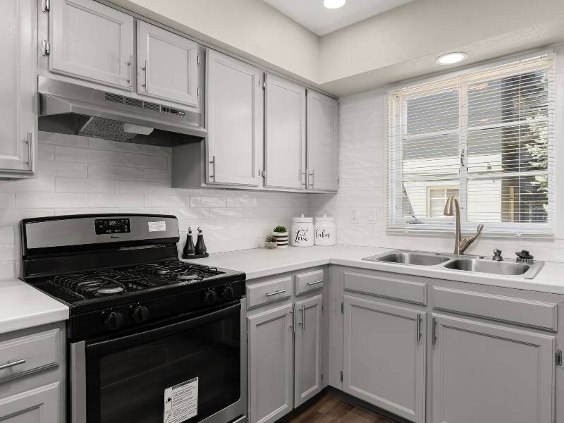 Kitchen with Electric Range | Nob Hill Apartments