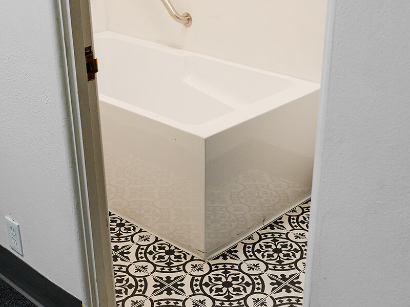 Bathroom/Tub with Decorative Floor Style | Milepost 5