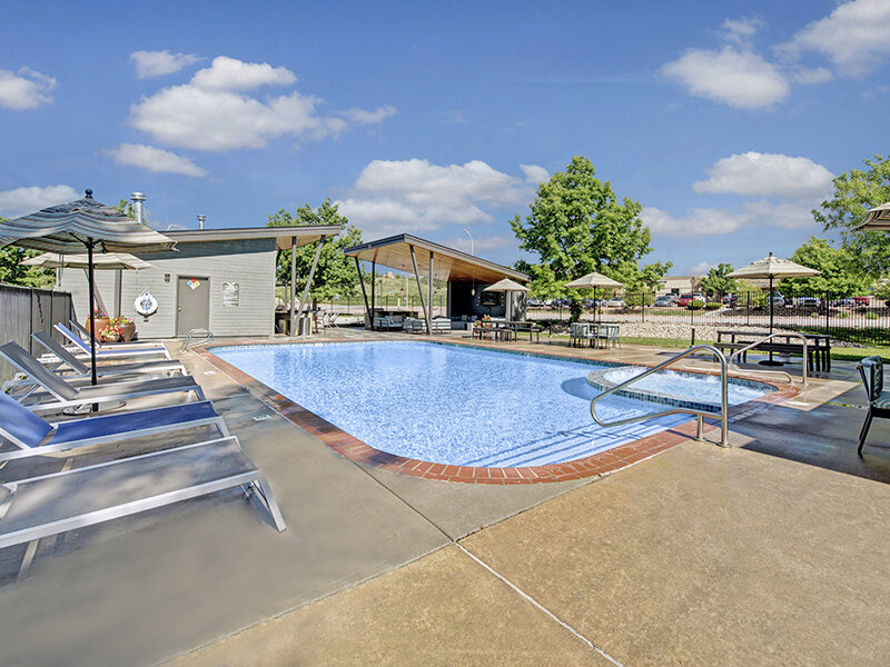 Apartment Complex Pool & Hot Tub | The Willows at Printers Park Apartments