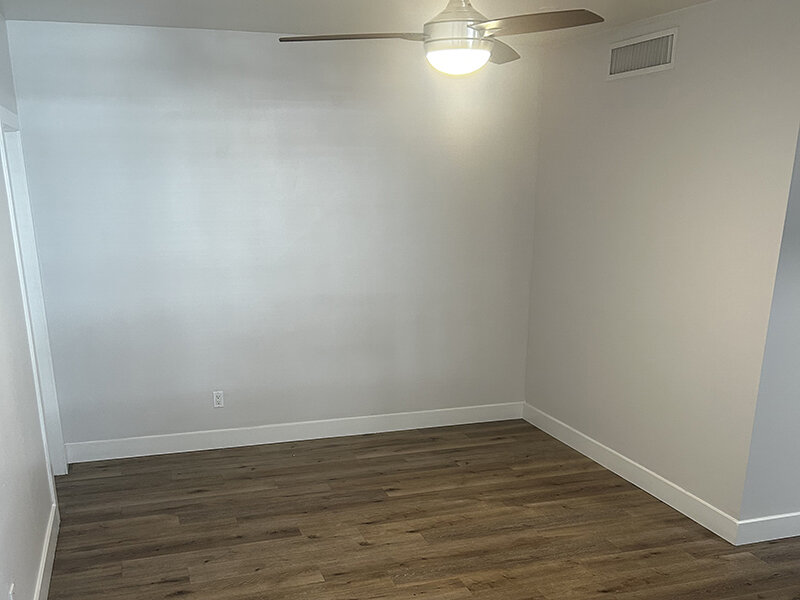 Living Room with Wood Flooring and Ceiling Fan | Ellis Midtown