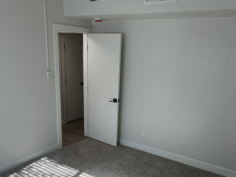 Carpeted Bedroom | Ellis Midtown