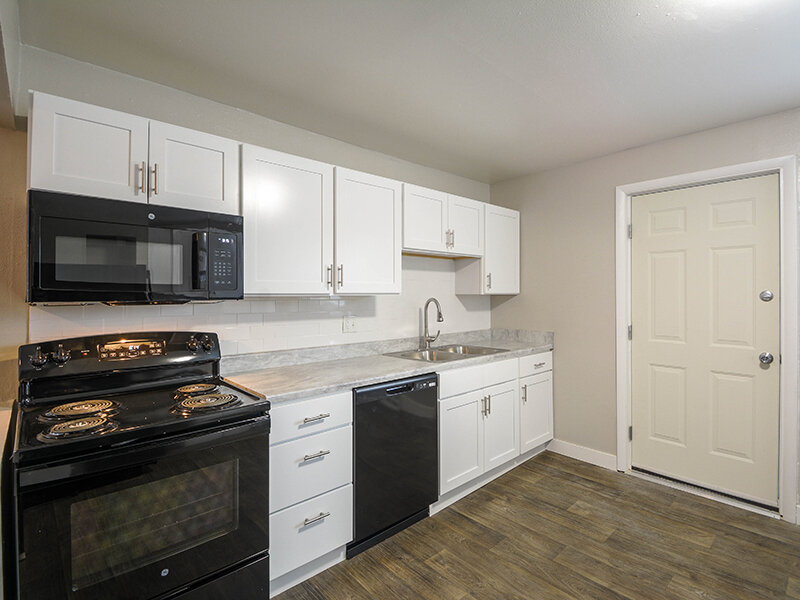 Kitchen | Eagle Crest Apartments in Lakewood, CO