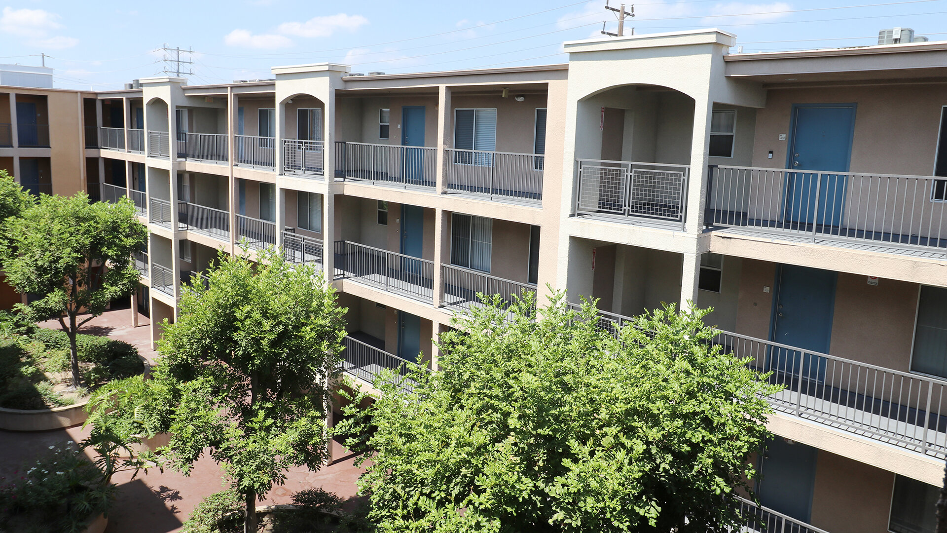 Bella Vista Apartments in Los Angeles, CA