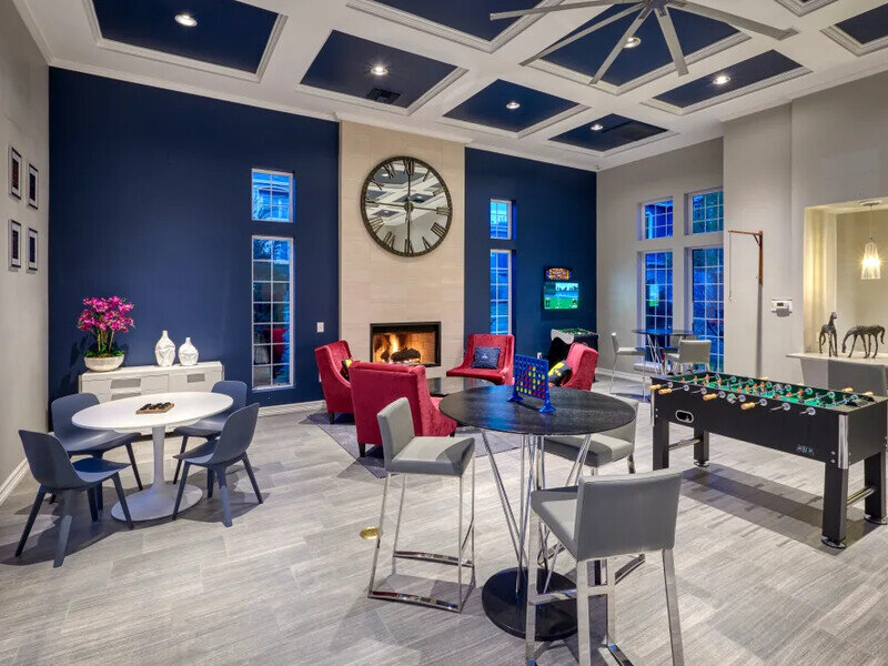 Lounge Area | Hawthorne Hill Apartments