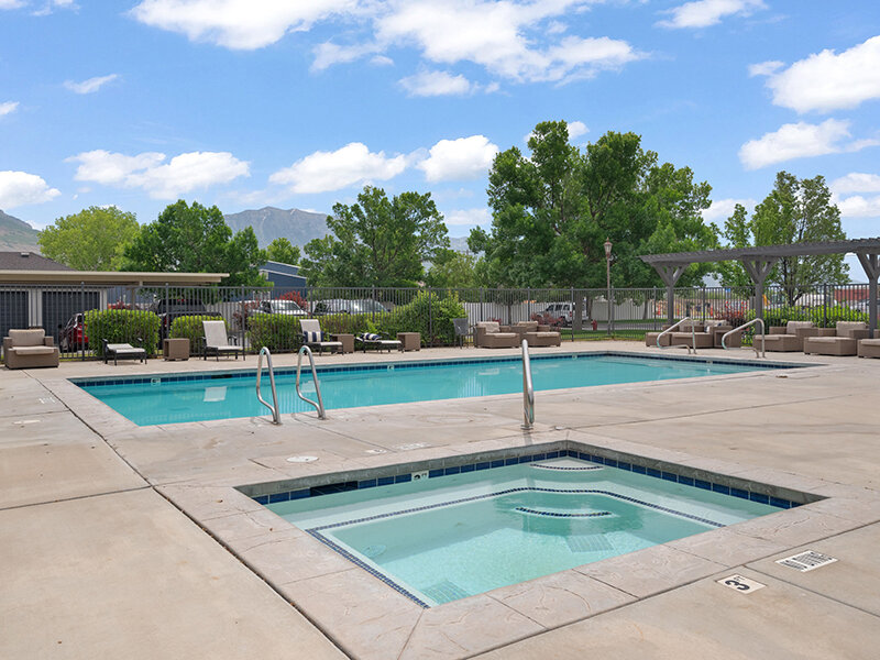 Apartment Outdoor Swimming Pool with Hot Tub | Pleasant Springs