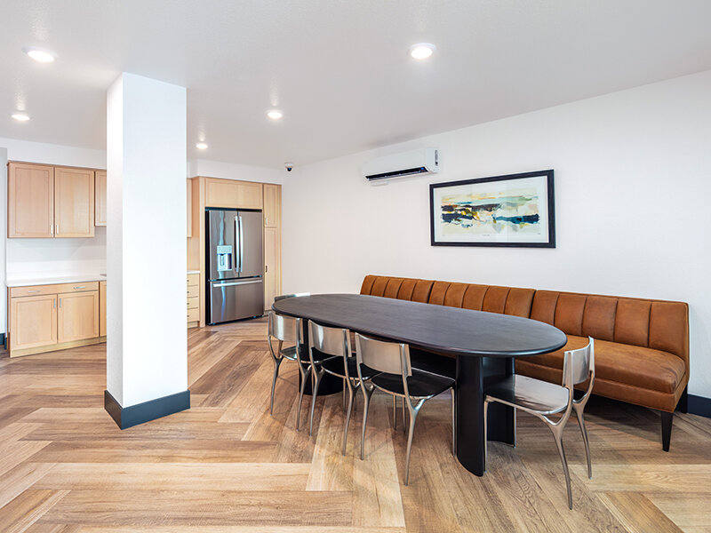 Tenant Lounge with Seating and Community Kitchen | View at Blossom Hill